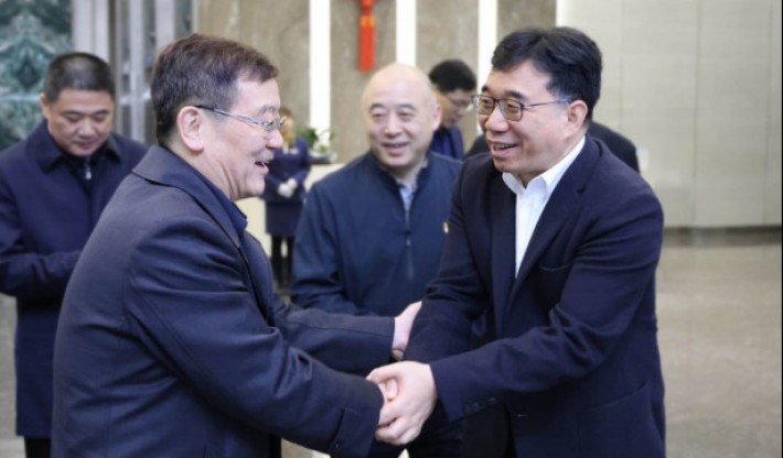 中央统战部副部长，，，，，，，，天下工商联党组书记、常务副主席徐乐江